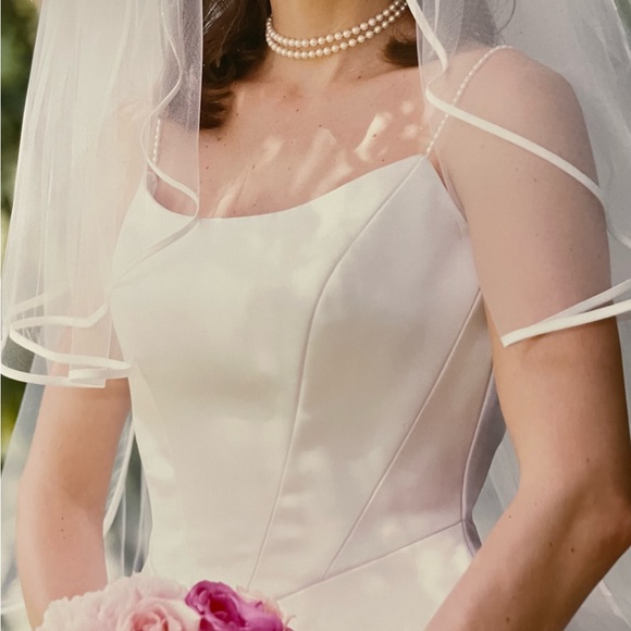 Satin and tulle wedding gown size 2-4 - Picture 4 of 11